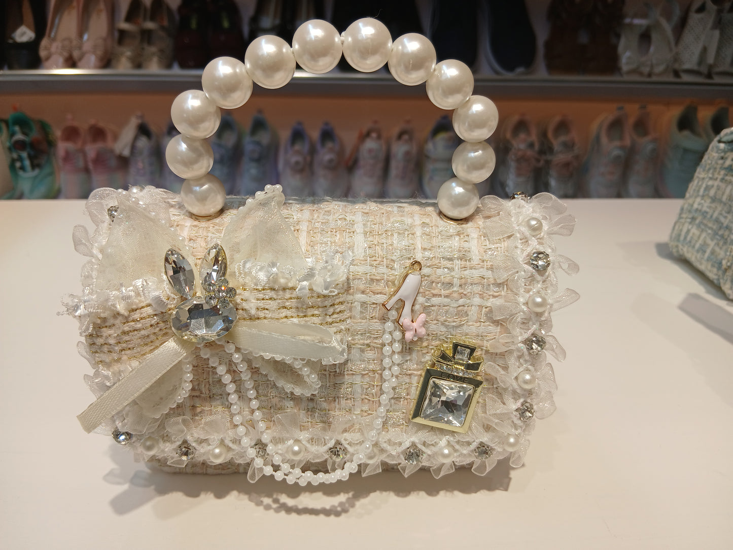 A COMFORTABLE,CLASSIC CHECKERED BAG FOR KIDS