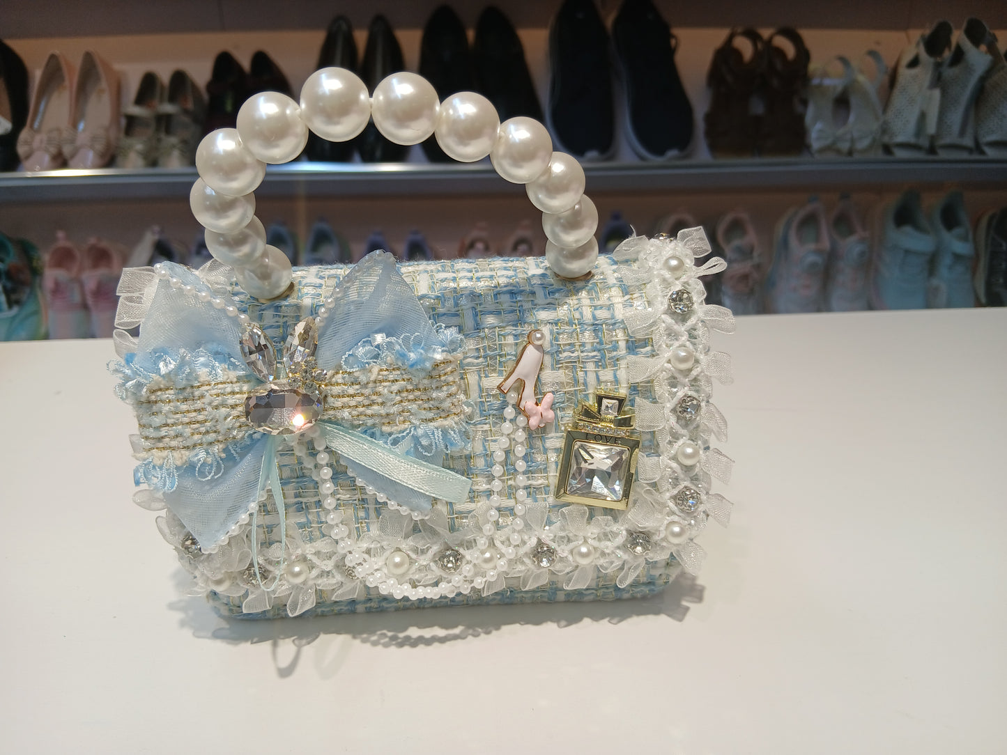 A COMFORTABLE,CLASSIC CHECKERED BAG FOR KIDS