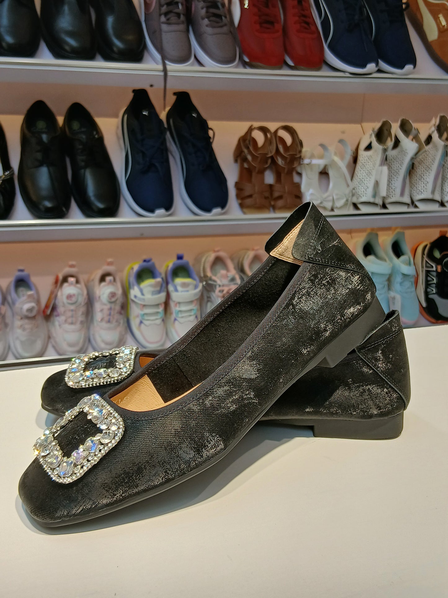 SMOOTH SUEDE BLACK FLAT SHOES