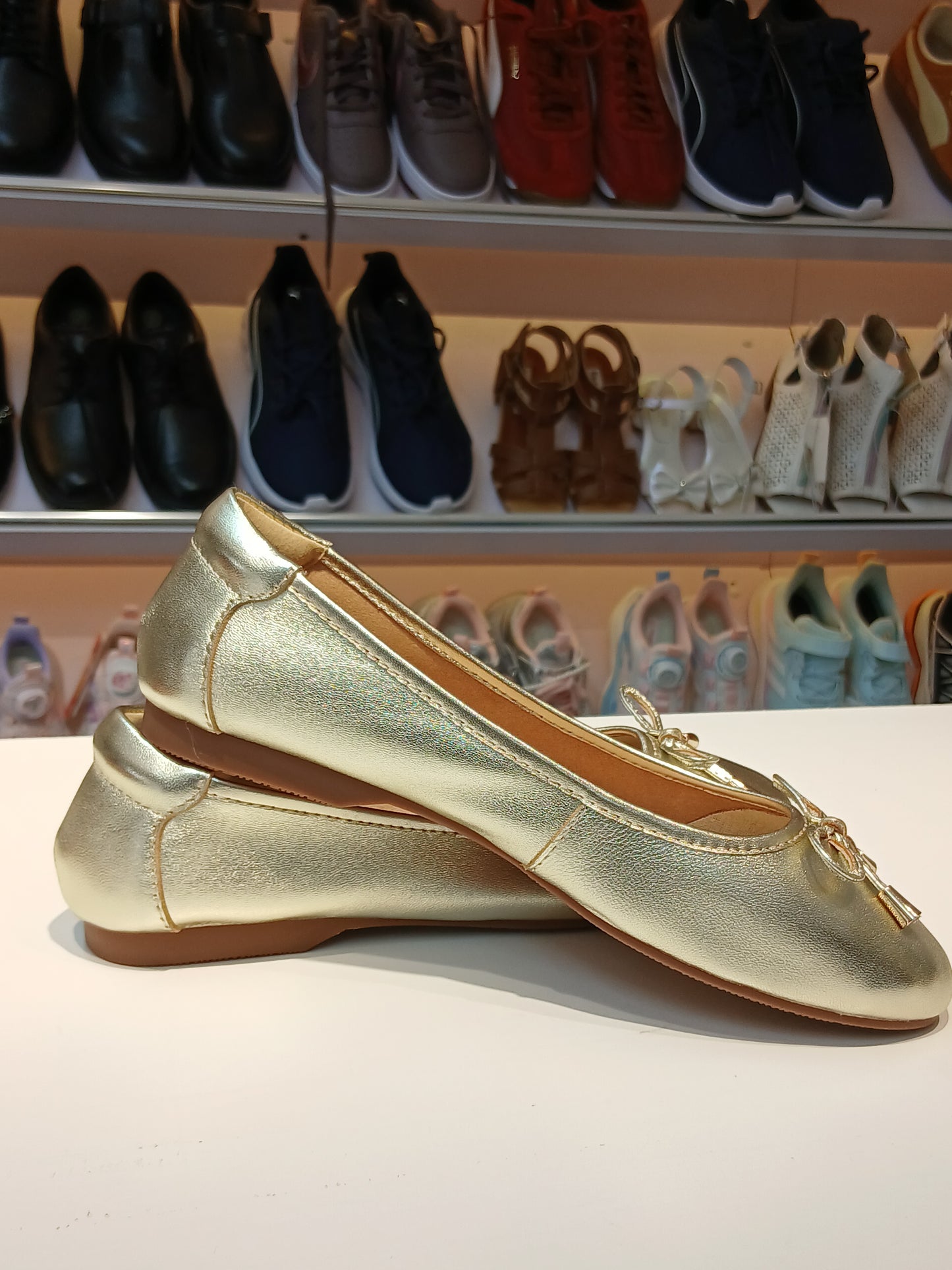 CLASSIC,ELEGANT & COMFORTABLE FLATS. (BLACK,GOLD,PINK,SILVER,ROSE-GOLD)
