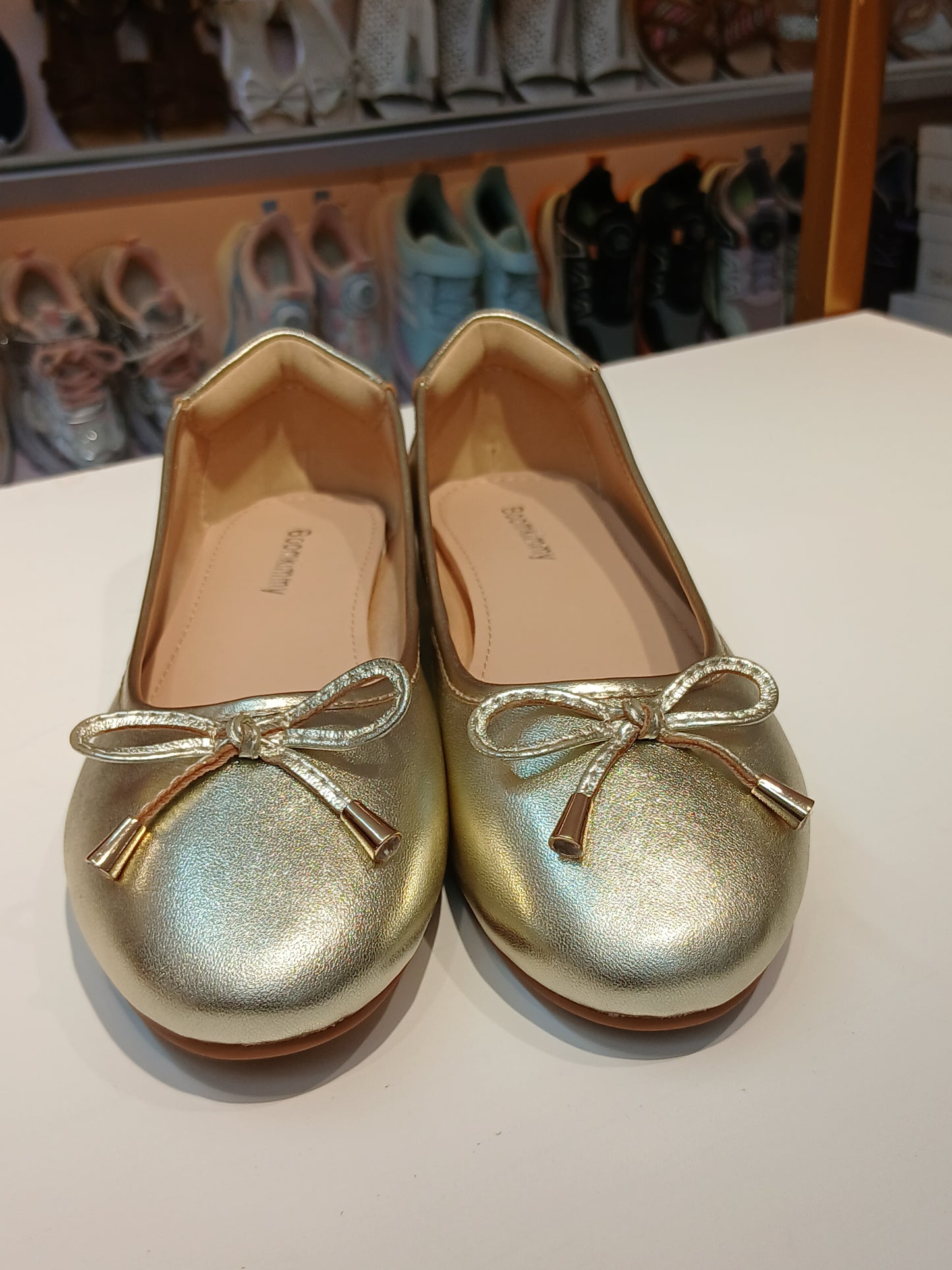 CLASSIC,ELEGANT & COMFORTABLE FLATS. (BLACK,GOLD,PINK,SILVER,ROSE-GOLD)