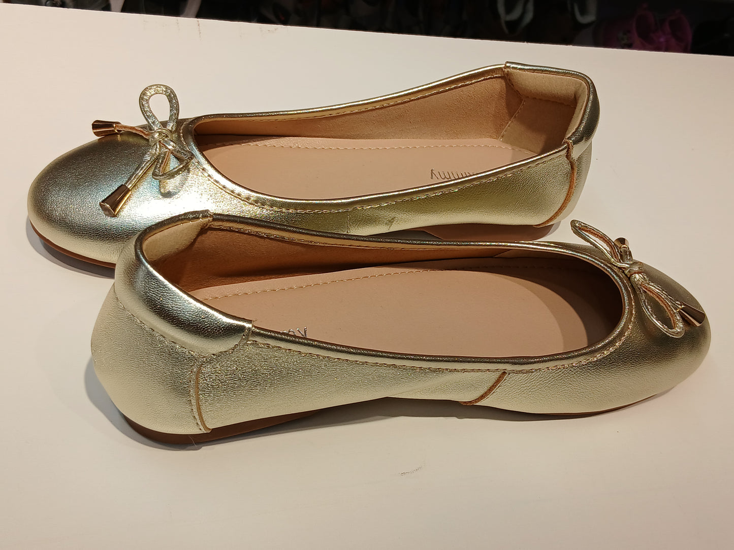CLASSIC,ELEGANT & COMFORTABLE FLATS. (BLACK,GOLD,PINK,SILVER,ROSE-GOLD)