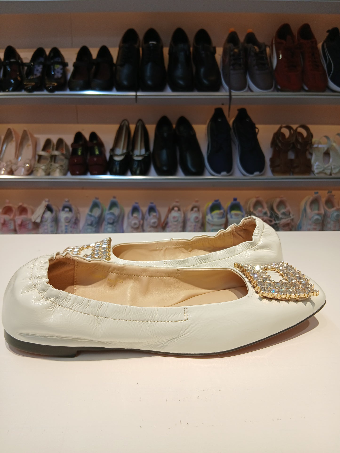 CLASSIC SMOOTH & COMFORTABLE WHITE FLAT SHOES