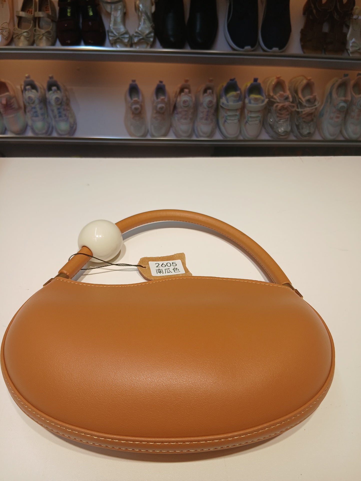 THE SLEEK LEATHER-BOAT BAG