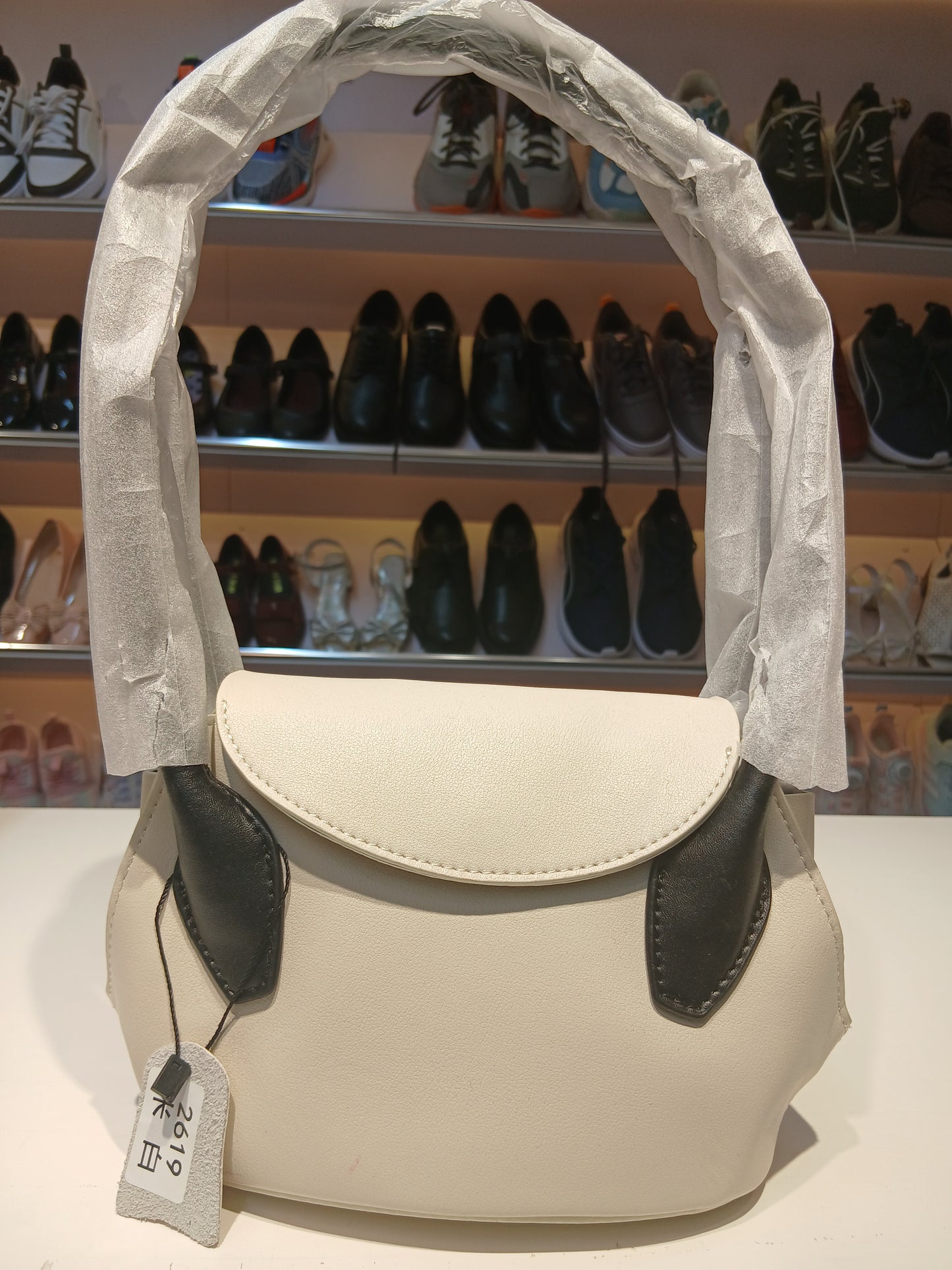 THE SLEEK LEATHER-BOAT BAG