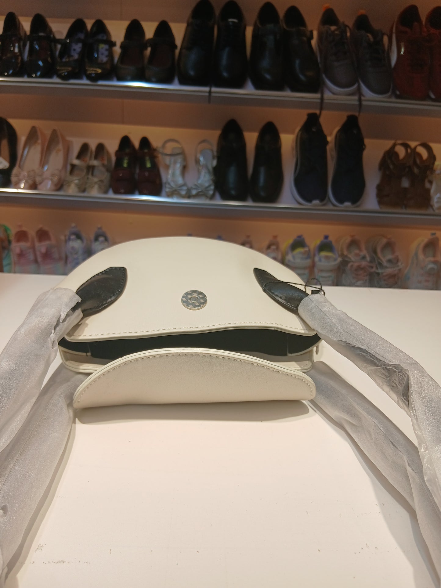THE SLEEK LEATHER-BOAT BAG