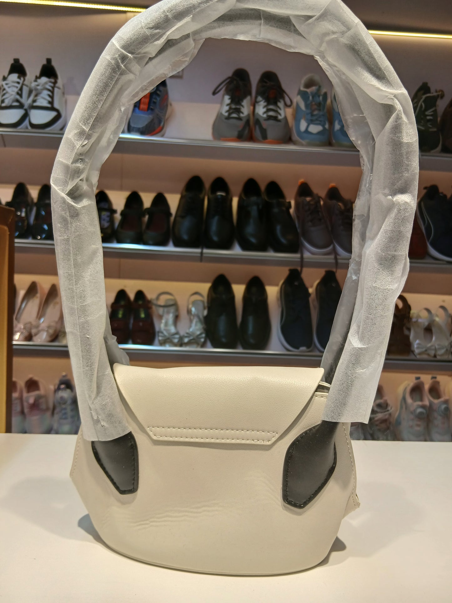 THE SLEEK LEATHER-BOAT BAG