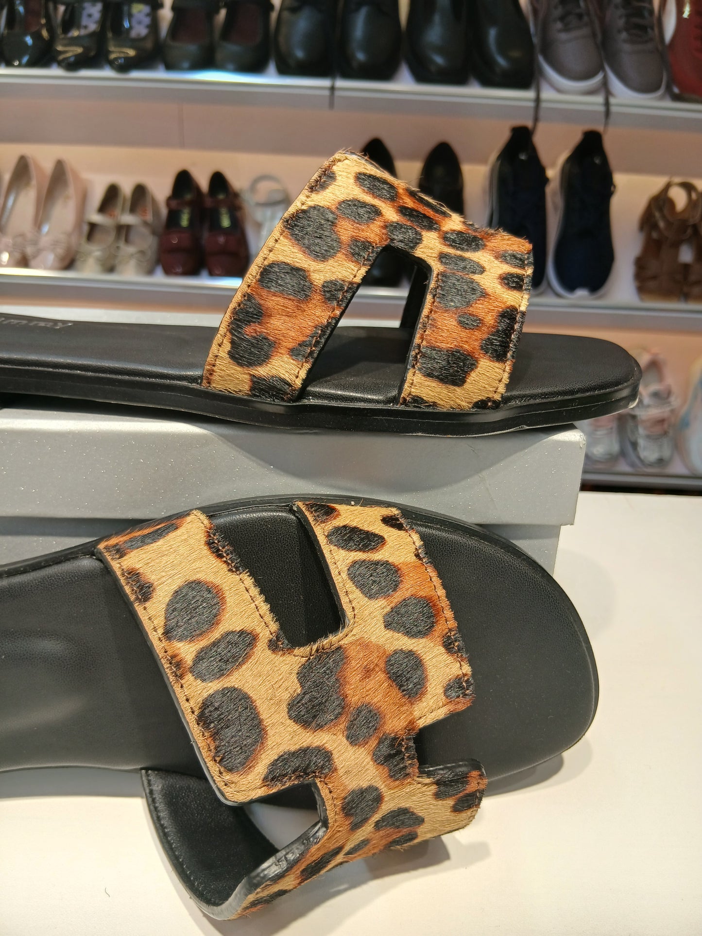THE SMOOTH FURRY SANDALS