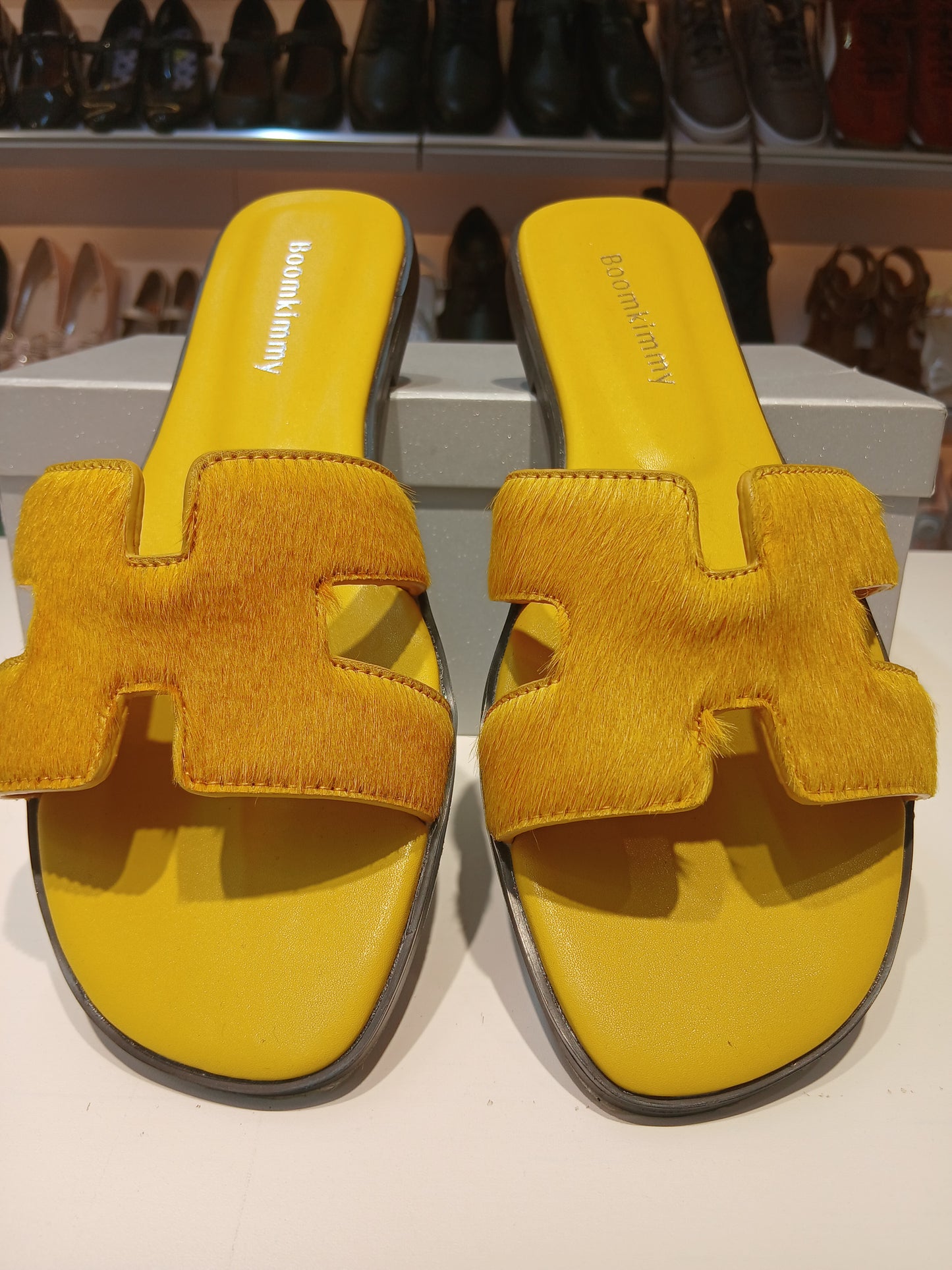 THE SMOOTH FURRY SANDALS