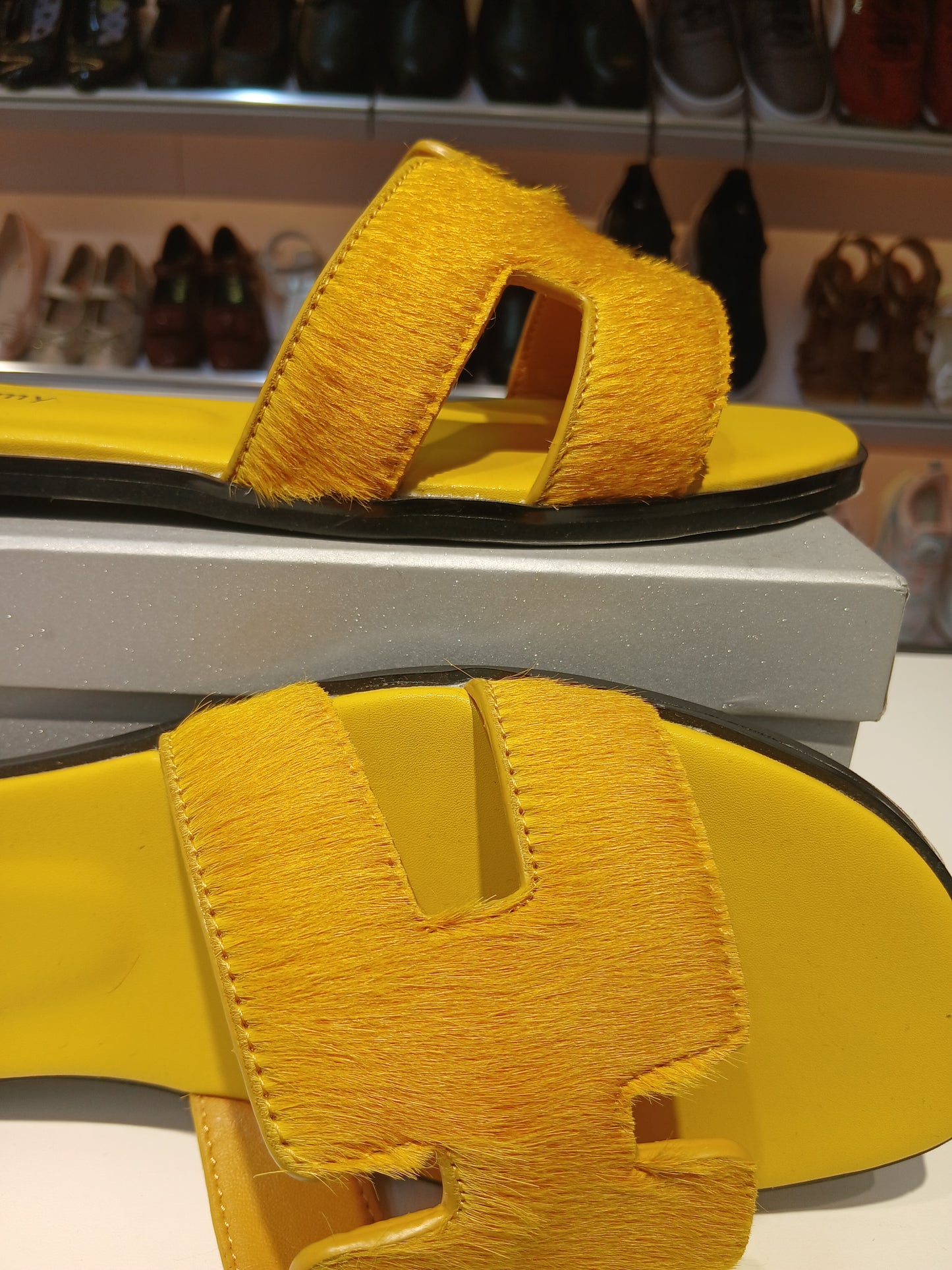 THE SMOOTH FURRY SANDALS
